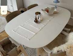 Vitt ovalt matbord