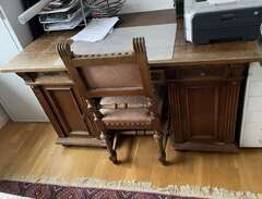 Antikt skrivbord med stol