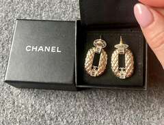 Chanel örhängena