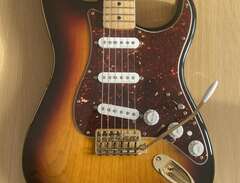 Fender Stratocaster Deluxe...