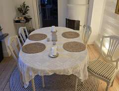 Matsalsbord med fyra stolar