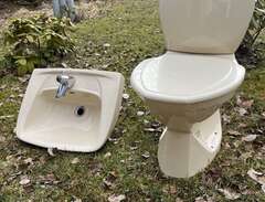 Beige toalettstol och handfat