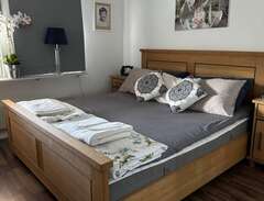 Säng- ställbar med sidomöbler