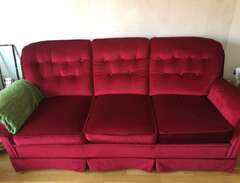 Röd soffa i sammet, vintage