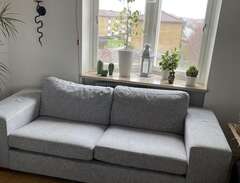 Bortskänkes grå soffa