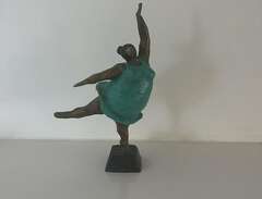 Dansande kvinna i brons