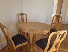 Bord och fyra klädda stolar...