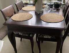 matbord med stolar
