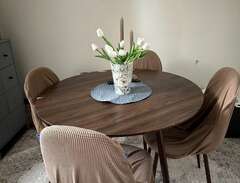 köksbord med fyra stolar
