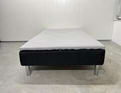 120cm svart säng