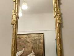 Vacker antik guldspegel!