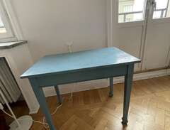 50:- blått bord H68 B49  L8...