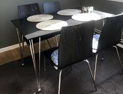 matbord m 4 stolar och lampa