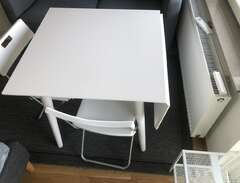 vit klaffbord med 2 stolar