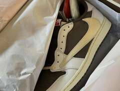 Nike Air Jordan 1 Low x Tra...