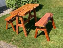 Trädgårdsbord med bänkar