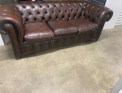 Chesterfield tre sits soffa...