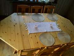 Stort köksbord med sex stolar