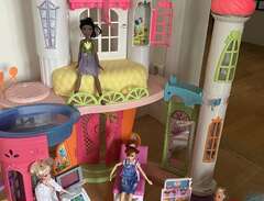 Barbie slott, bil och dockor