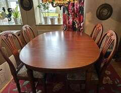 Ovalt matbord med fyra stolar