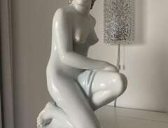 Skulptur kvinna. Géza Horvá...