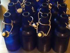 Blå ölflaskor med plop