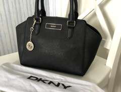Svart DKNY väska