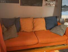 orange soffa från ”Em Home”...