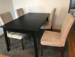 Matbord med stolar