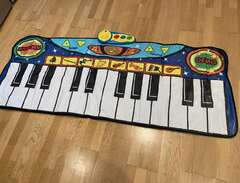 Pianomatta på golvet för barn