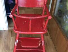 Gammal röd barnstol