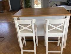 Köksö plus två stolar (Ikea)