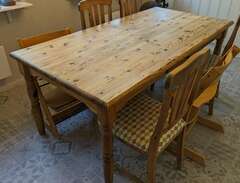 Stort matbord med 4 stolar