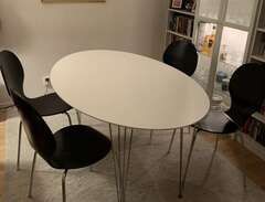 Ovalt matbord med 4 stolar...