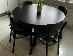 Utdragbart matbord med stolar