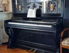 Piano med nothylla och pall