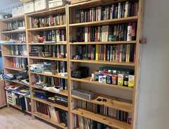 Stora bokhyllor med böcker...