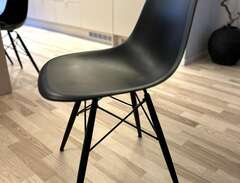 Eames plasic chair i svart,...