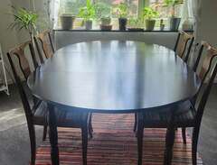 Vackert matbord med stolar...