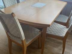 Matbord med sex stolar