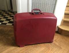Stor röd resväska