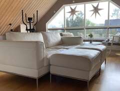 vit soffa av skinn med 2 st...
