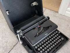 Vintage skrivmaskin med res...