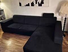 jättefin svart soffa med divan