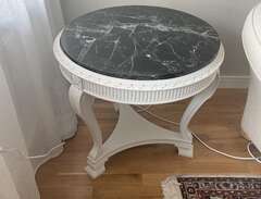 soffbord med marmorskiva