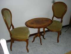 Rokokobord och två stolar