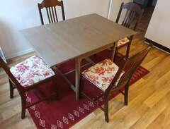 Litet köksbord med 4 stolar