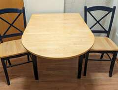 köksbord och två stolar