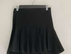 (Nr 424) Kort kjol, svart m...
