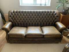 Chesterfield-soffa + fåtölj...